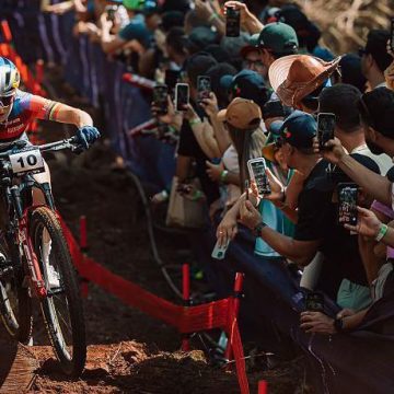 Британский Ричардс делает историю по пересеченной местности