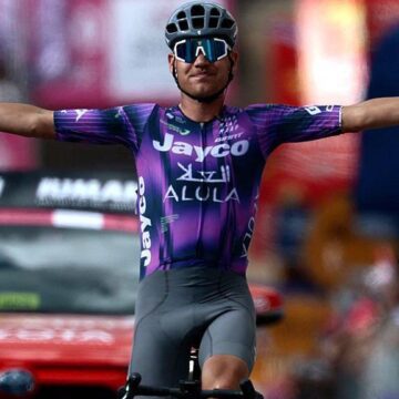 Плапп утверждает первую победу в Grand Tour в Giro