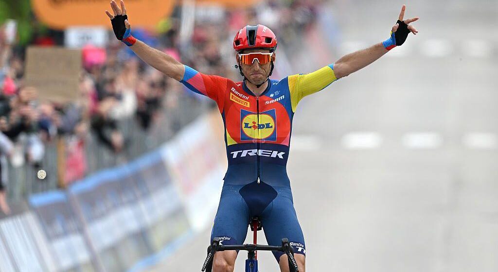 Roglic теряет время, когда Верона выигрывает 15 этапа.