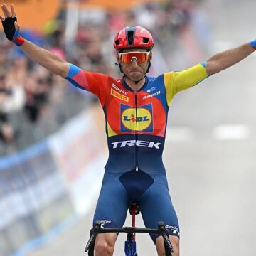 Roglic теряет время, когда Верона выигрывает 15 этапа.