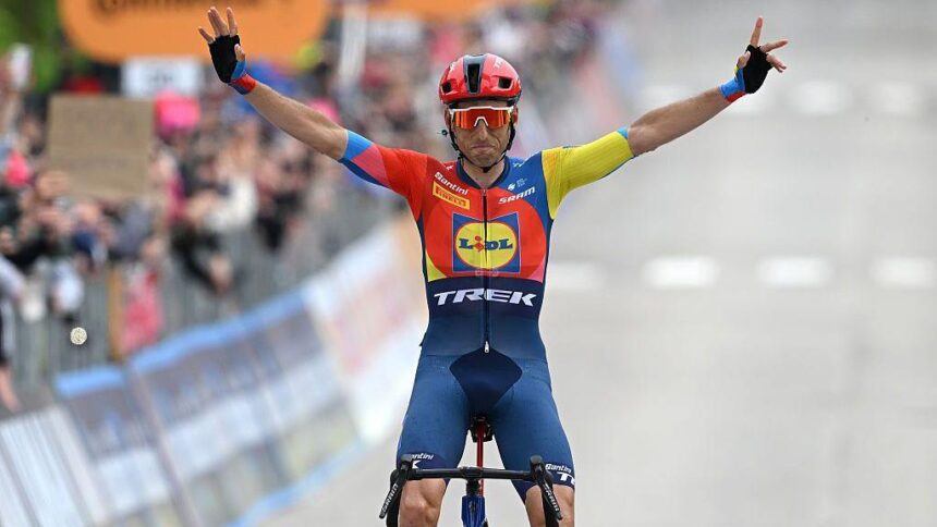 5bd99eb3220c50e2e53339cdcda06c3f Roglic теряет время, когда Верона выигрывает 15 этапа.