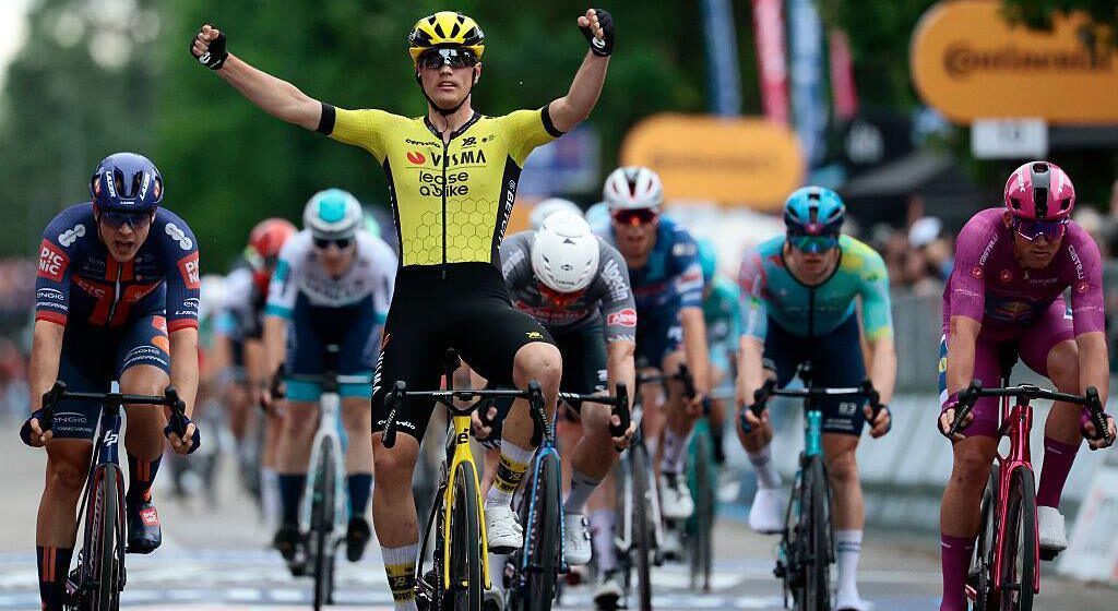 Kooij выигрывает Giro Stage 12 с британцем Тернером третьим