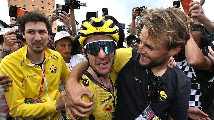 6c7c3608b2b7af9df554f861660211a9 Yates Snatches Giro Title на потрясающей предпоследней сцене