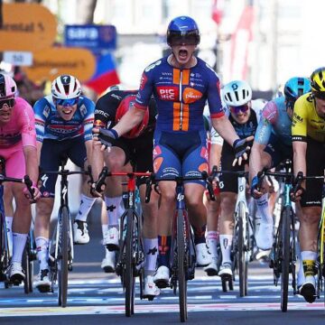 f619be342160b2e02d18373ccd6ccfe4 Ван Удден выигрывает Sprint, когда Педерсен сохраняет лидерство в гонке