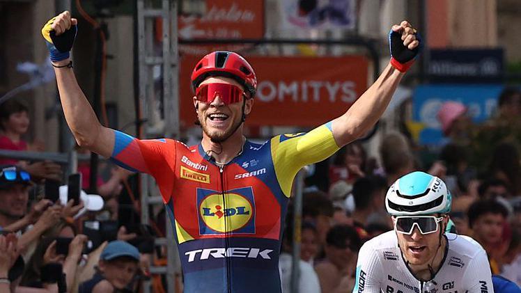 0a9fc633fdf4cb960df06764fdeec746 Милан выигрывает Dauphine Stage второй, чтобы захватить желтую майку