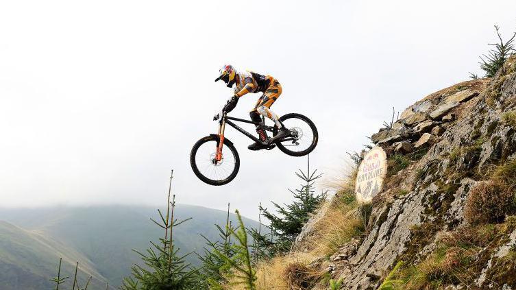 179ce0c25fbdf42eca4fe1359b87d9bf Горные байкеры должны победить «Самый глубокий, самый темный Уэльс»