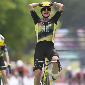 VOS выигрывает начальную сцену Tour de France Fems