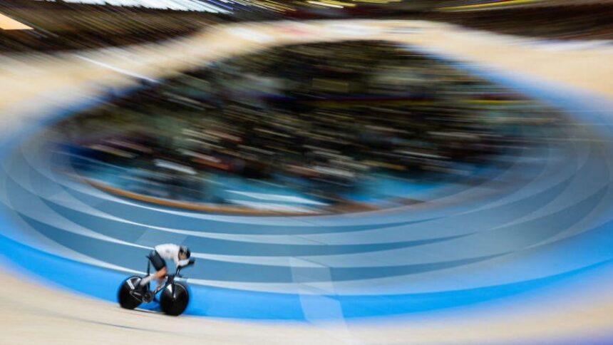 Велосипедисты врезаются в толпу на чемпионате немецких треков