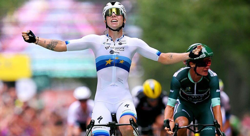 Wiebes выигрывает хаотичную стадию Tour de France Fems