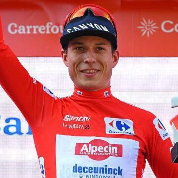Philipsen выигрывает первый этап Вуэльты Испании