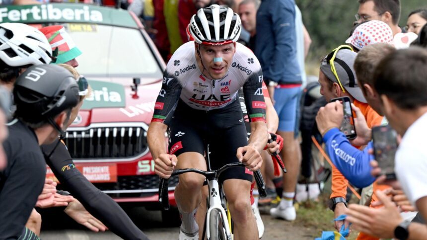 1f19b136d6e05026976f028827213d35 Алмейда одержал первую победу на этапе Вуэльты на фоне протестов