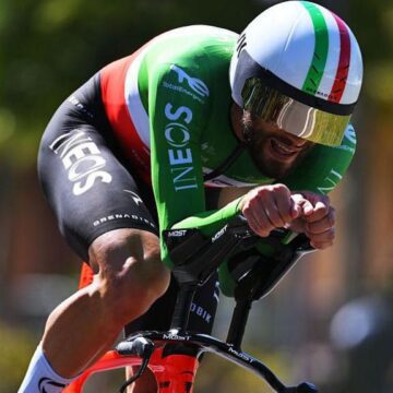 Ганна выигрывает гонку на время, а Пидкок остается третьим в GC