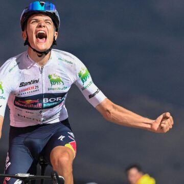 Пеллиццари выигрывает 17-й этап Вуэльты со вторым Пидкоком