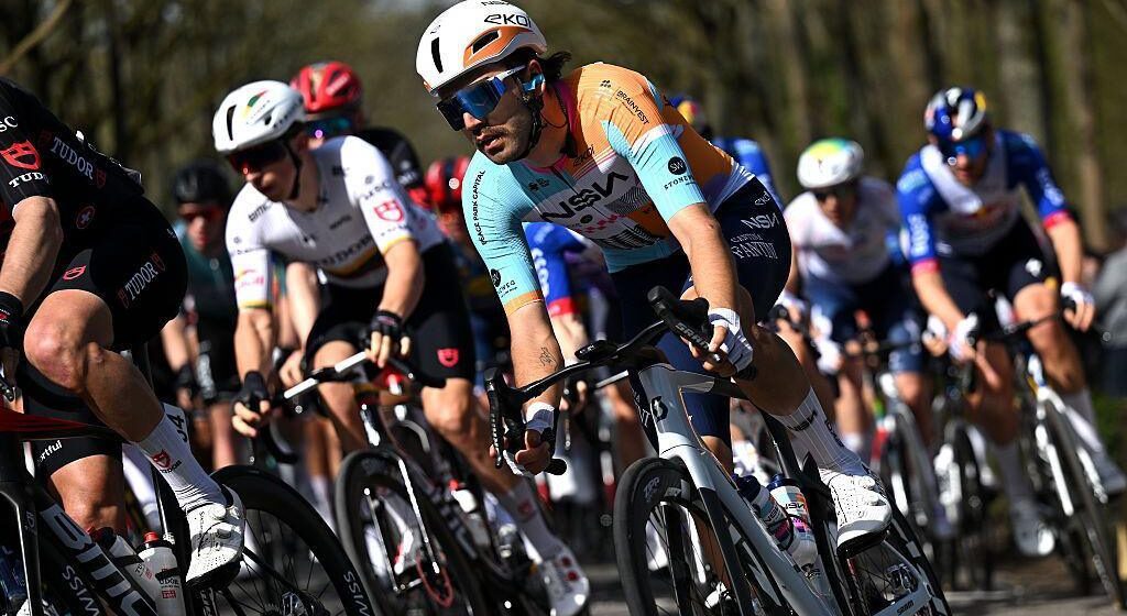 Новозеландский гонщик Уоттс дисквалифицирован за удар в середине гонки