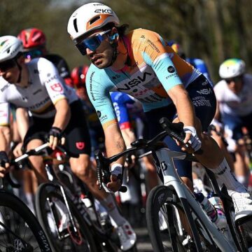 871bd58c9b64dc2b15e9964516ef3b26 Новозеландский гонщик Уоттс дисквалифицирован за удар в середине гонки