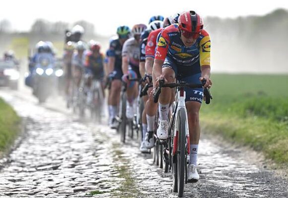 Бренд страдает от боли в шее после столкновения с фанатом на трассе Париж-Рубе